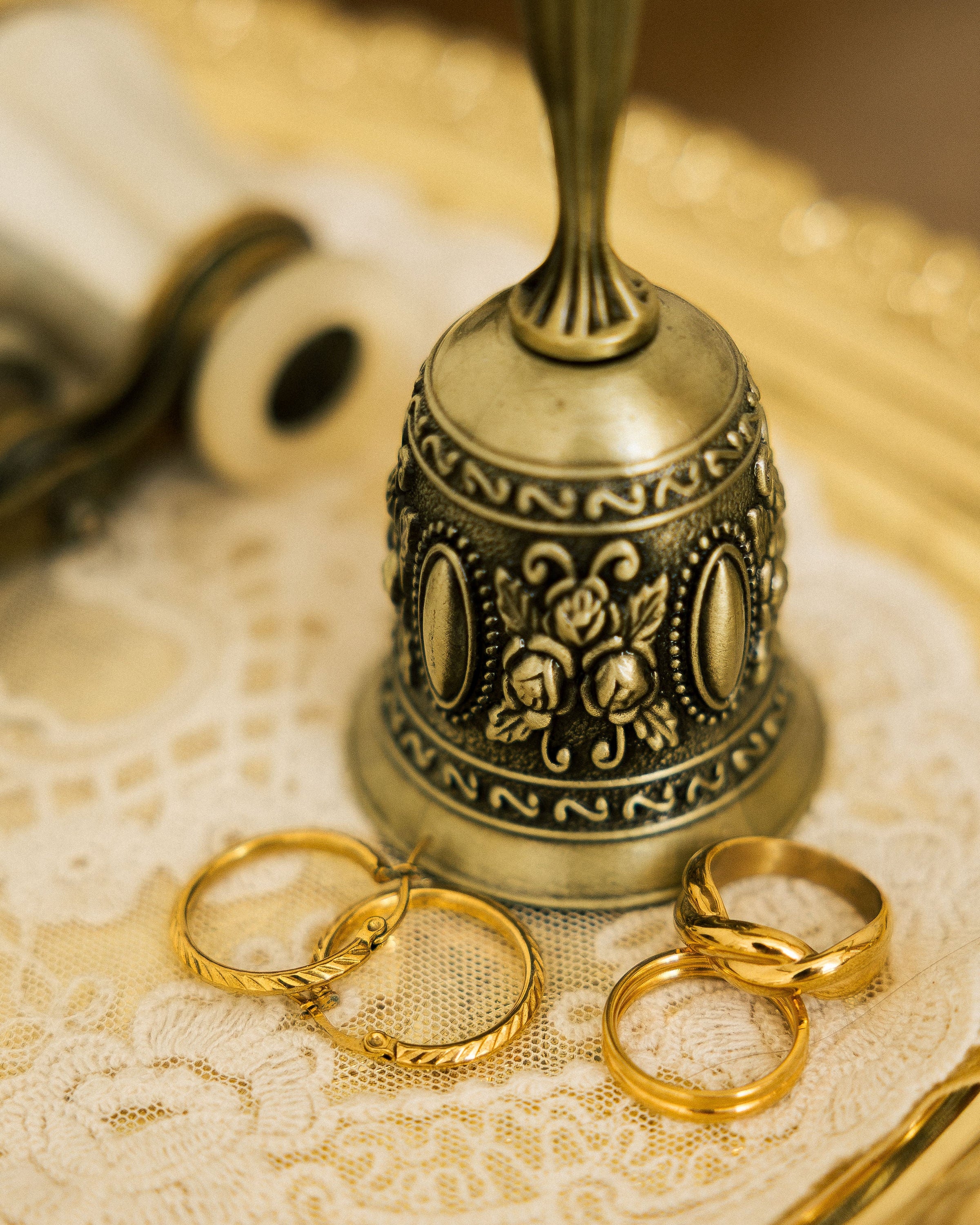 Twisted gold-plated ring with vintage bell and lace
